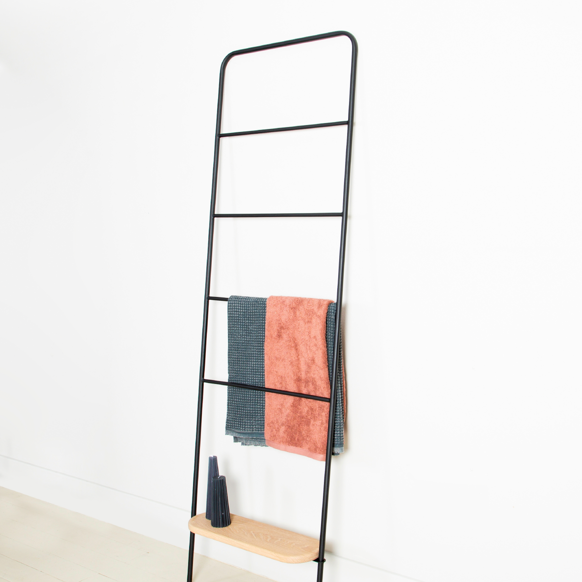 Lisa Leaning Towel Rack